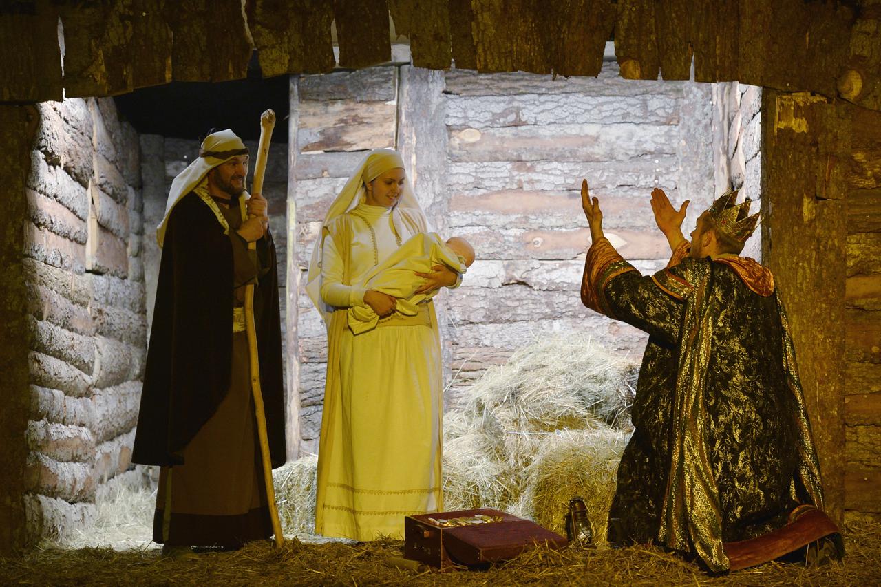 20.12.2014., Zagreb -  Ispred Katedrale, zajednica Cenacolo priredila je zive jaslice, prikaz Isusovog rodjenja i prvih trenutaka zivota. Scenografija prikazuje Isusovu rodnu stalicu i rodno mjesto Betlehem. Photo: Marko Lukunic/PIXSELL