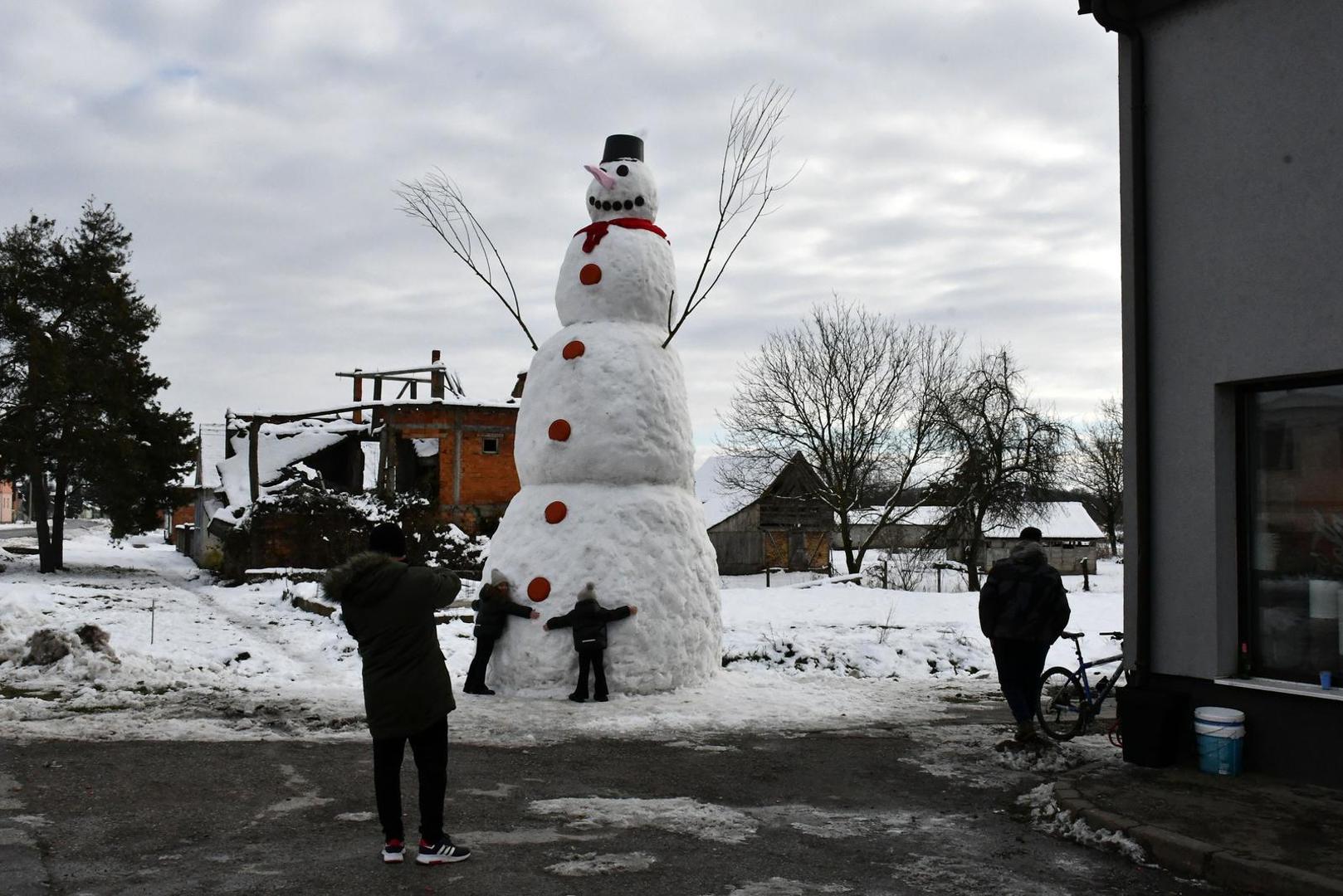 Mještani Banovaca, malog mjesta kraj Slavonskog Broda, ovih su dana oduševili cijelu okolicu izradom snjegovića visokog čak sedam i pol metara.