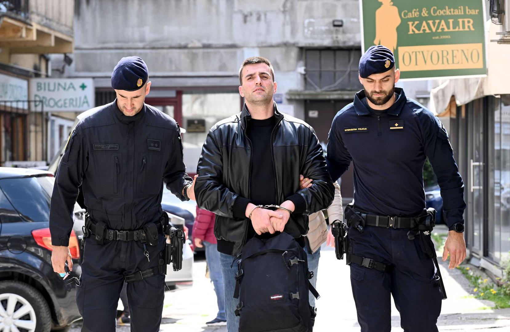10.04.2025., Zagreb - Policija privodi osumljicenog navodno povezanog s trgovinom drogom na Trgu bana Josip Jelacica. Photo: Marko Lukunic/PIXSELL