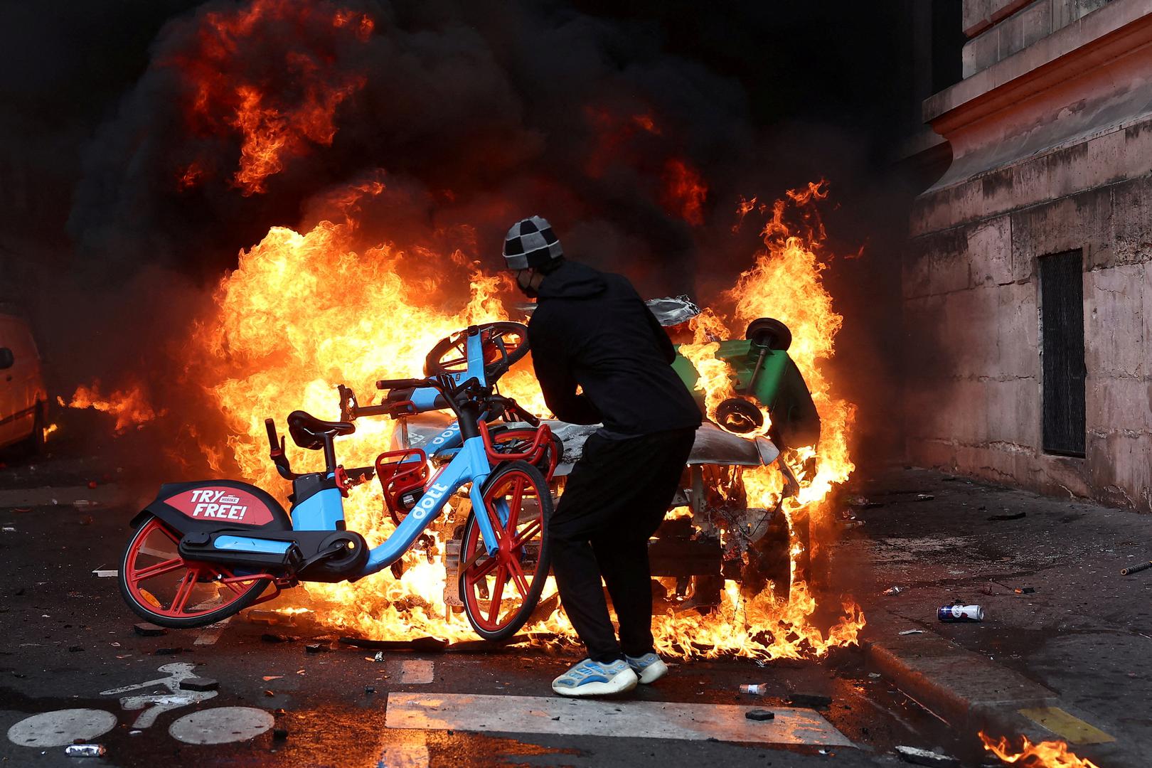 Iako je velik dio demonstracija protekao mirno, u Parizu, Lyonu, Marseilleu i drugim gradovima došlo je do sukoba s policijom, razbijanja izloga, pljački trgovina i paljenja vozila i zgrada. U Limogesu je požar teško oštetio povijesnu gradsku vijećnicu.