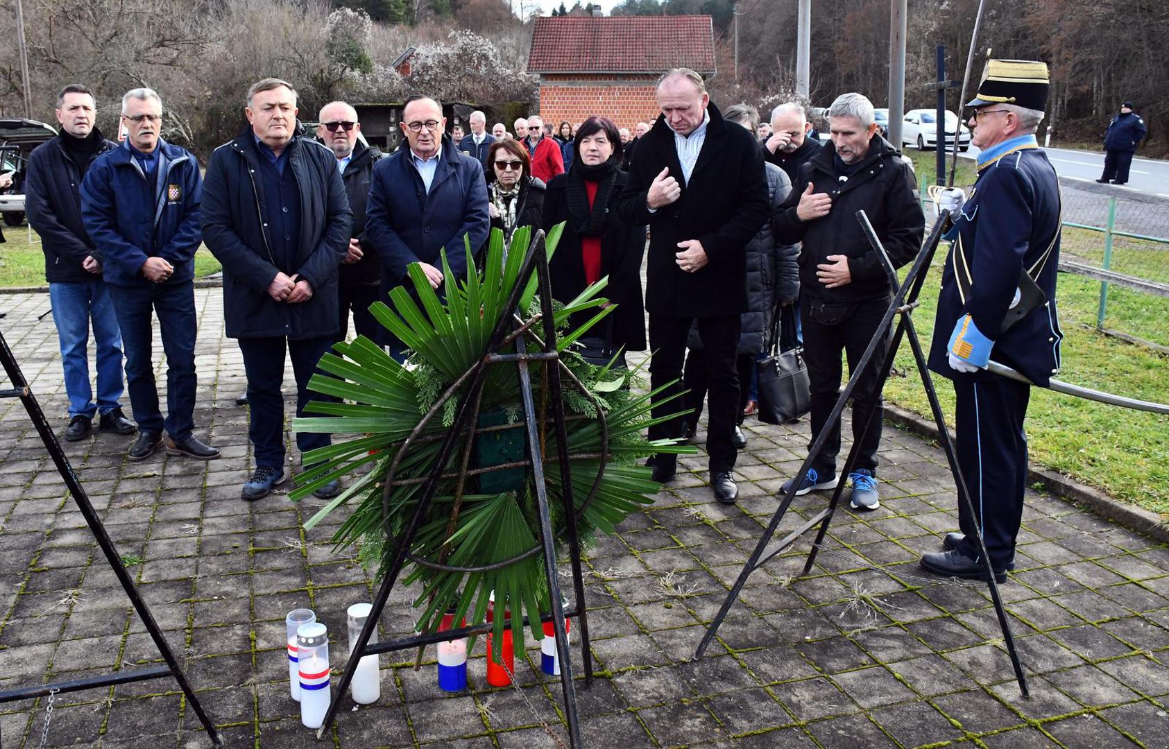 27.12.2022., Bucje - Kod spomen obiljezja poginulim braniteljima​ polaganjem vijenaca i prigodnom komemoracijom​ pored kapelice posvecene sv. Antunu Padovanskom ​o​biljezena je 31. obljetnica oslobadjanja zloglasnog uporista u Bucju tijekom Operacije Papuk 91. Bucje je poznato po zloglasnom logoru kroz koji je proslo gotovo 300 logorasa.To je jedna od znacajnijih vojnih operacija 91.godine u Pozesko-slavonskoj zupaniji i racuna se kao prekretnica u Domovinskom ratu nakon koje su uslijedili Bljesak, Maslenica i Oluja.   Photo: Ivica Galovic/PIXSELL