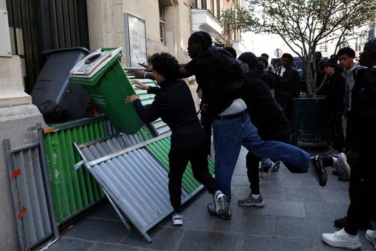 Feed/24Sata/2026-39/2026-09-30T092741Z-1946739861-Rc2Ysnatfkh4-Rtrmadp-3-France-Protest.Jpg
