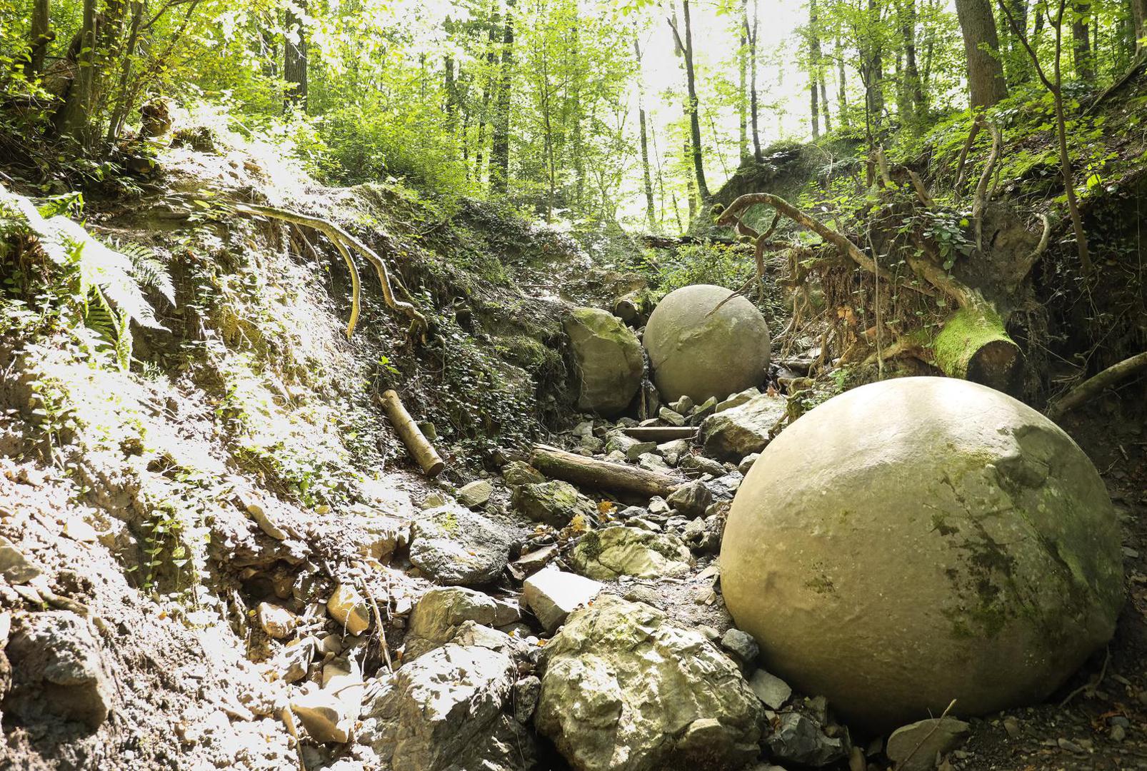 09.08.2023., Zavidovici, Bosna i Hercegovina moze se pohvaliti necim sto se moze pronaci na jos vrlo malo lokacija u svijetu, kamenim kuglama u Zavidovicima. Ovo najvece nalaziste kamenih kugli u Europi, i najmisterioznije mjesto u citavoj zemlji, s obzirom na to da niko sa sigurnoscu ne moze reci kako su ove kugle savrseno preciznog oblika, koje izgledaju kao da ih je neko nacrtao, dospjele na ovo mjesto. Do danas ih je pronadjeno oko 60, od kojih je 11 sacuvano u odlicnom stanju i sve su poredane uz potok u sumi i nalaze se blizu jedna druge. Vjeruje se kako su kamene kugle veliki izvor pozitivne energije a vec slicne postoje u Meksiku, Kostarici i nekim drugim zemljama Juzne Amerike. Photo: Emica Elvedji/PIXSELL
