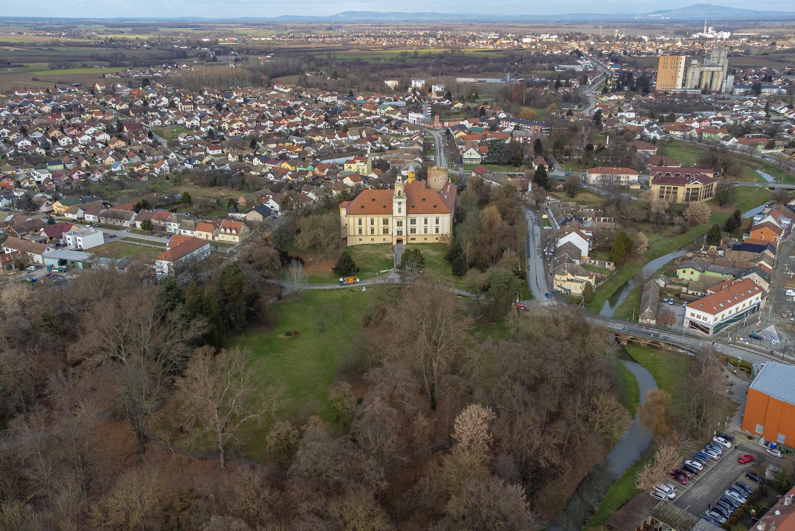 Riječ je o perivoju u Valpovu. 