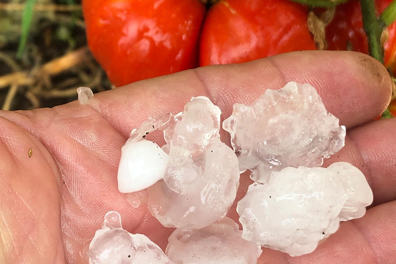 Nevrijeme praćeno tučom poharalo Zagvozd