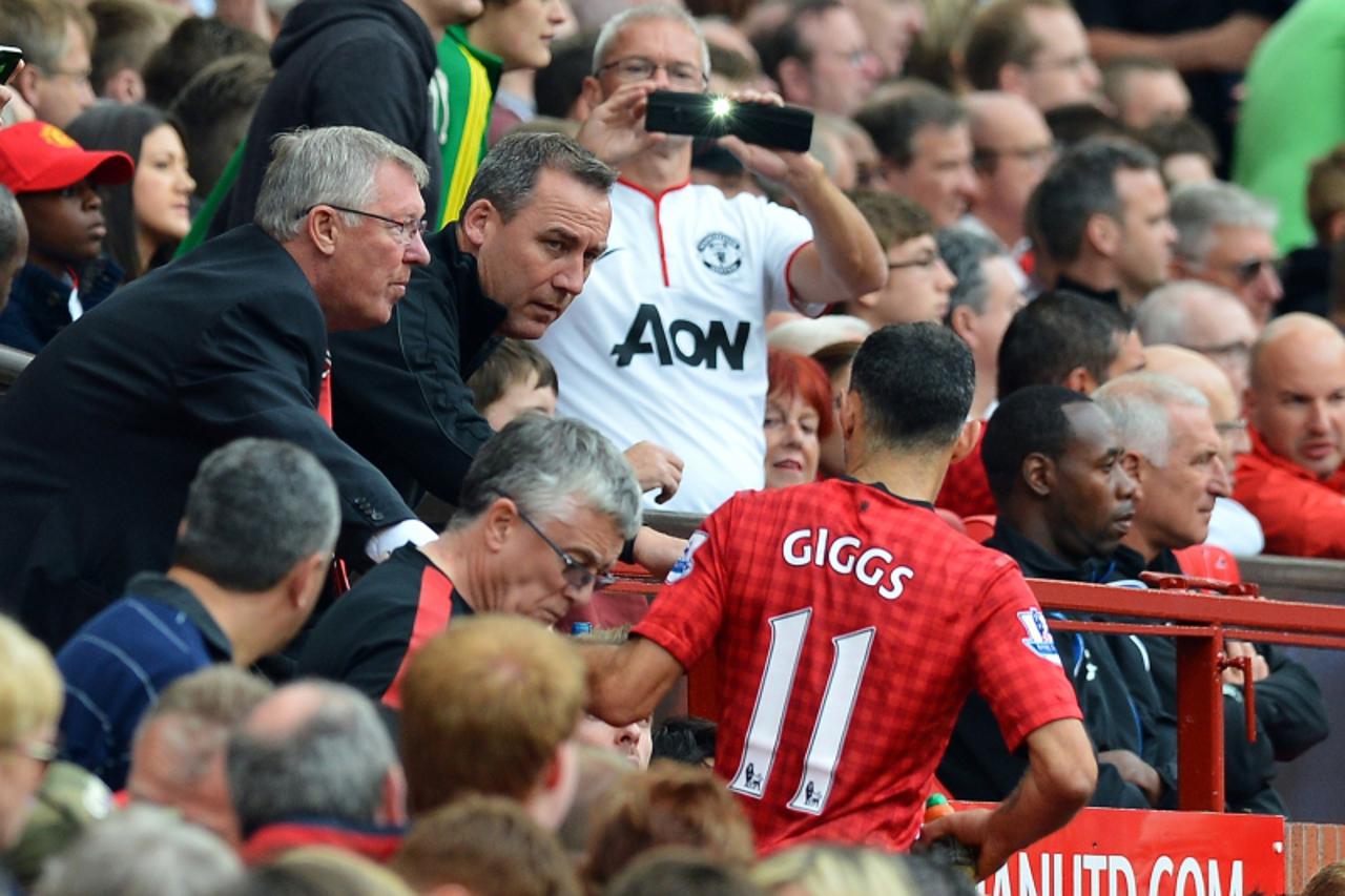'Manchester United\'s Scottish manager Alex Ferguson shakes hands with Welsh midfielder Ryan Giggs after his substitution on his 600th Premier League appearance for the club during the Premier League 
