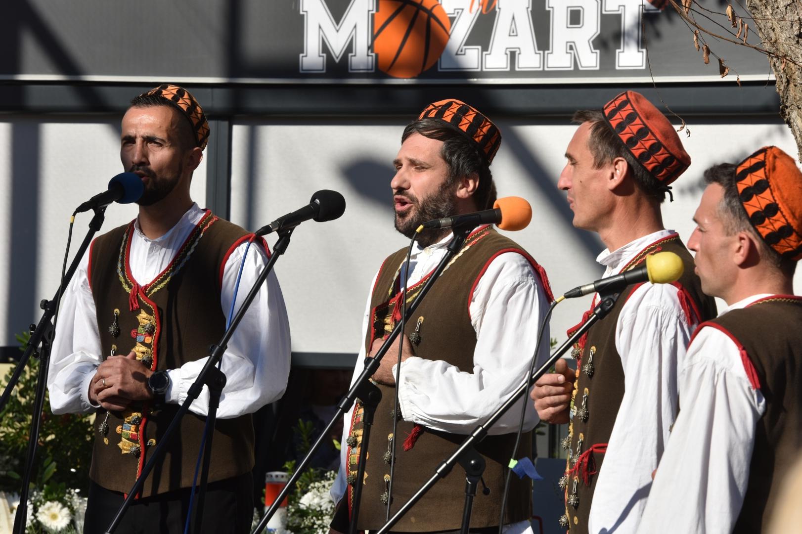 22.10.2020., Sibenik - Sredisnja proslava 56. rodjendana kosarkasa Drazena Petrovica odrzana je na njegovom spomeniku na Baldekinu. Uz brojne sportske klubove grada Sibenika pocast Drazenu Petrovicu odali su i gradski celnici.Photo: Hrvoje Jelavic/PIXSELL