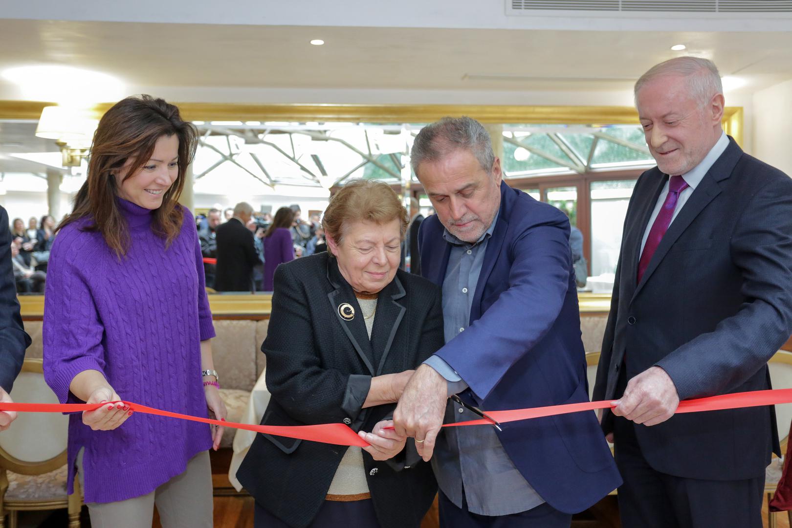 Banić je prerezao vrpcu s rektorom Pavlovićem, direktoricom TZ-a Martinom Bienenfeld i Anom Stavljenić Rukavinom