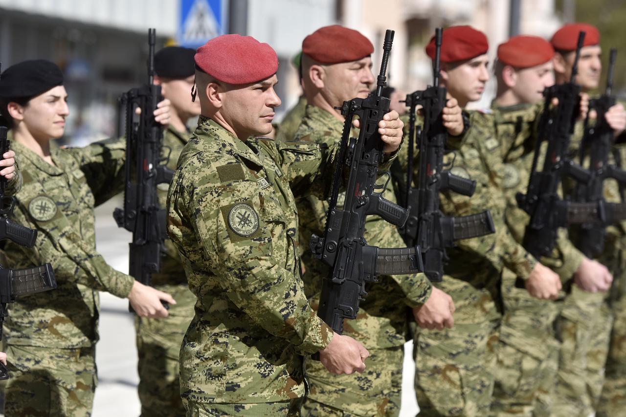 Knin: Polaganje vijenaca u spomen na poginule hrvatske branitelje kod Spomenika Hrvatske pobjede Oluja 95
