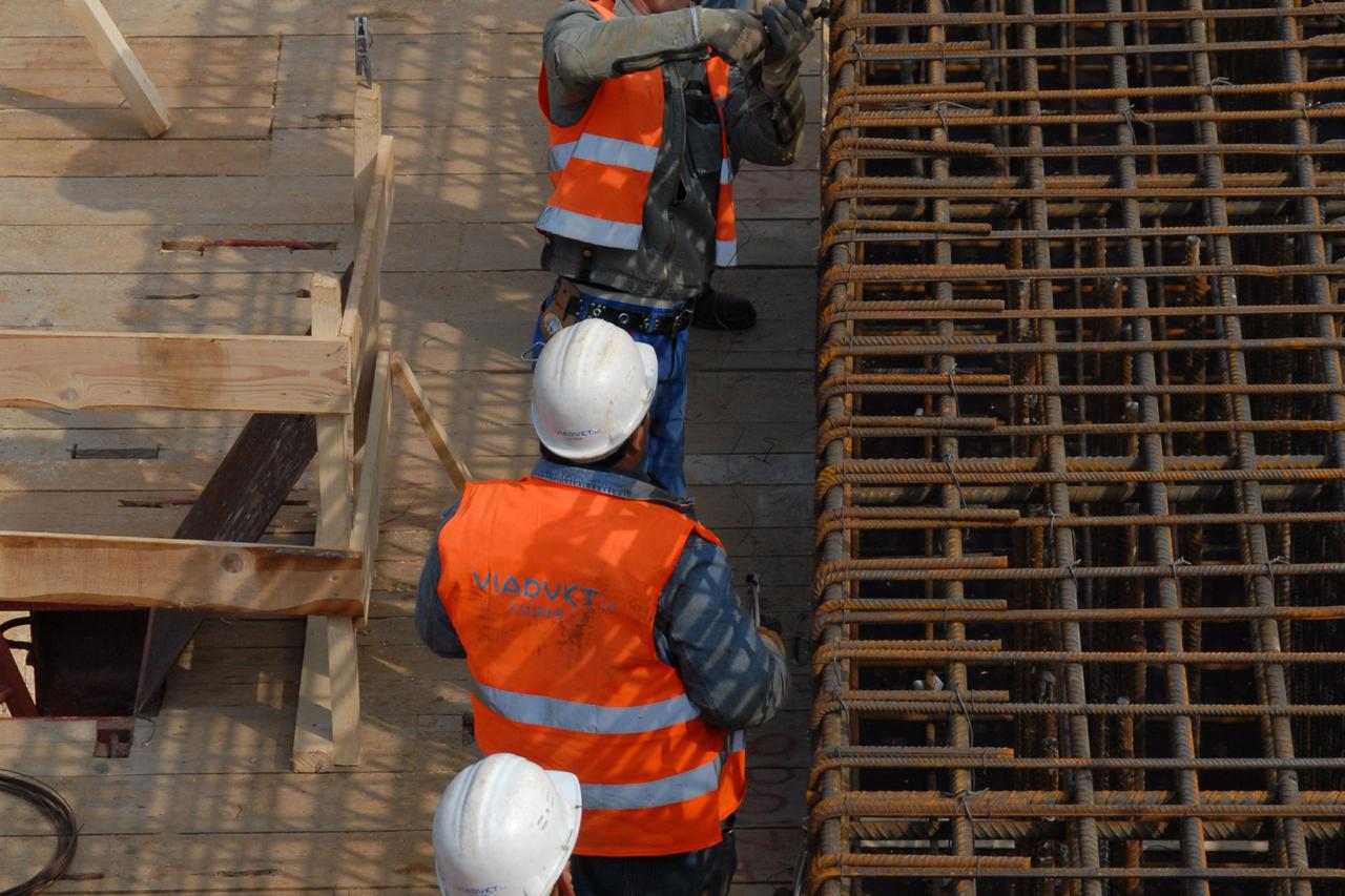 18.03.2010.,Buje - Radovi na izgradnji drugog kraka Istarskog Ipsilona  u punom su tijeku. Na vise lokacija (Vodnjan, Buje, Brtonigla, Visnjan) teska mehanizacija i mineri odradju svoje. Ispred mjesta Brtonigla  radnici Vijadukta pletu celicnu mrezu za be