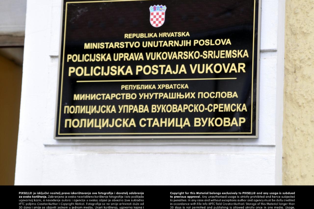 '02.09.2013., Vukovar - Pocelo je postavljanje dvojezicnih ploca s ispisanim latinicnim i cirilicnim pismom. Prve ploce postavljene su oko pola 6 ujutro na zgradu policije i zgradu Porezne uprave. Tre