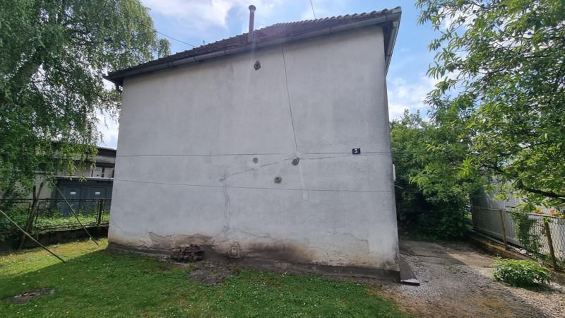 Zgrada je nakon potresa dobila crvenu naljepnicu, istaknuto je u oglasu. 