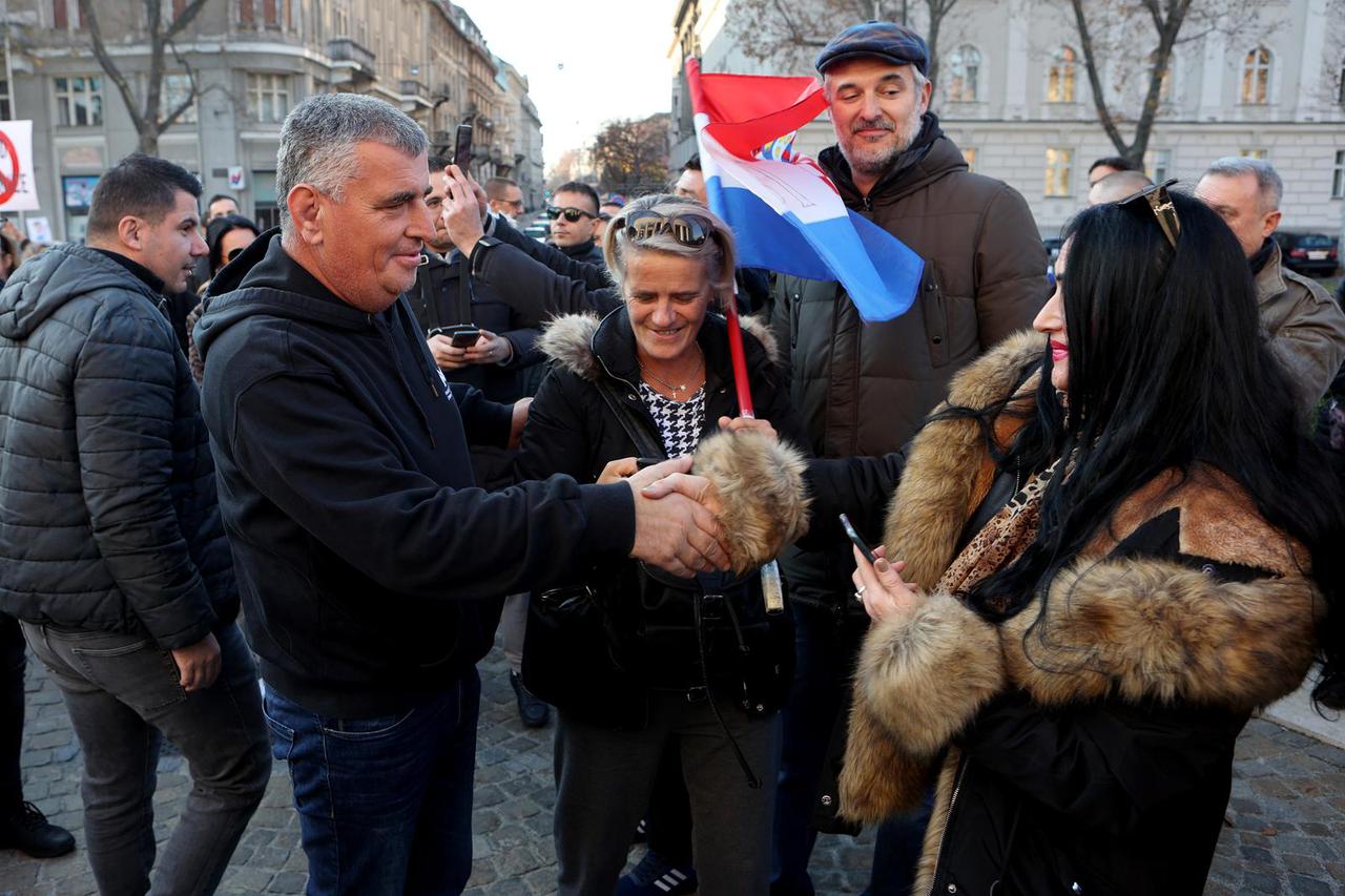 Zagreb: Miro Bulj s kolegama uz prosvjednike protiv COVID potvrda na Trgu žrtava fašizma