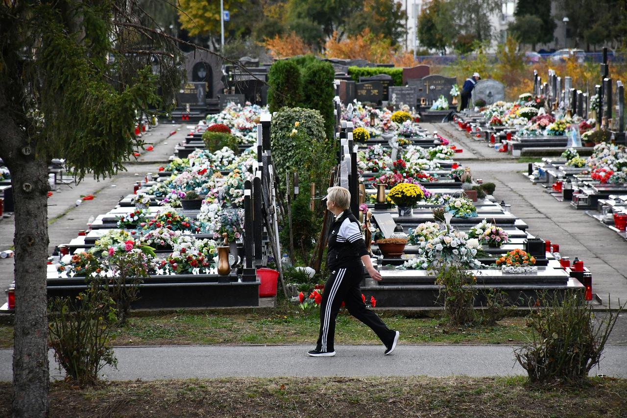 Slavonski Brod: Gra?ani ure?uju grobove najmilijih uo?i blagdana Svih Svetih