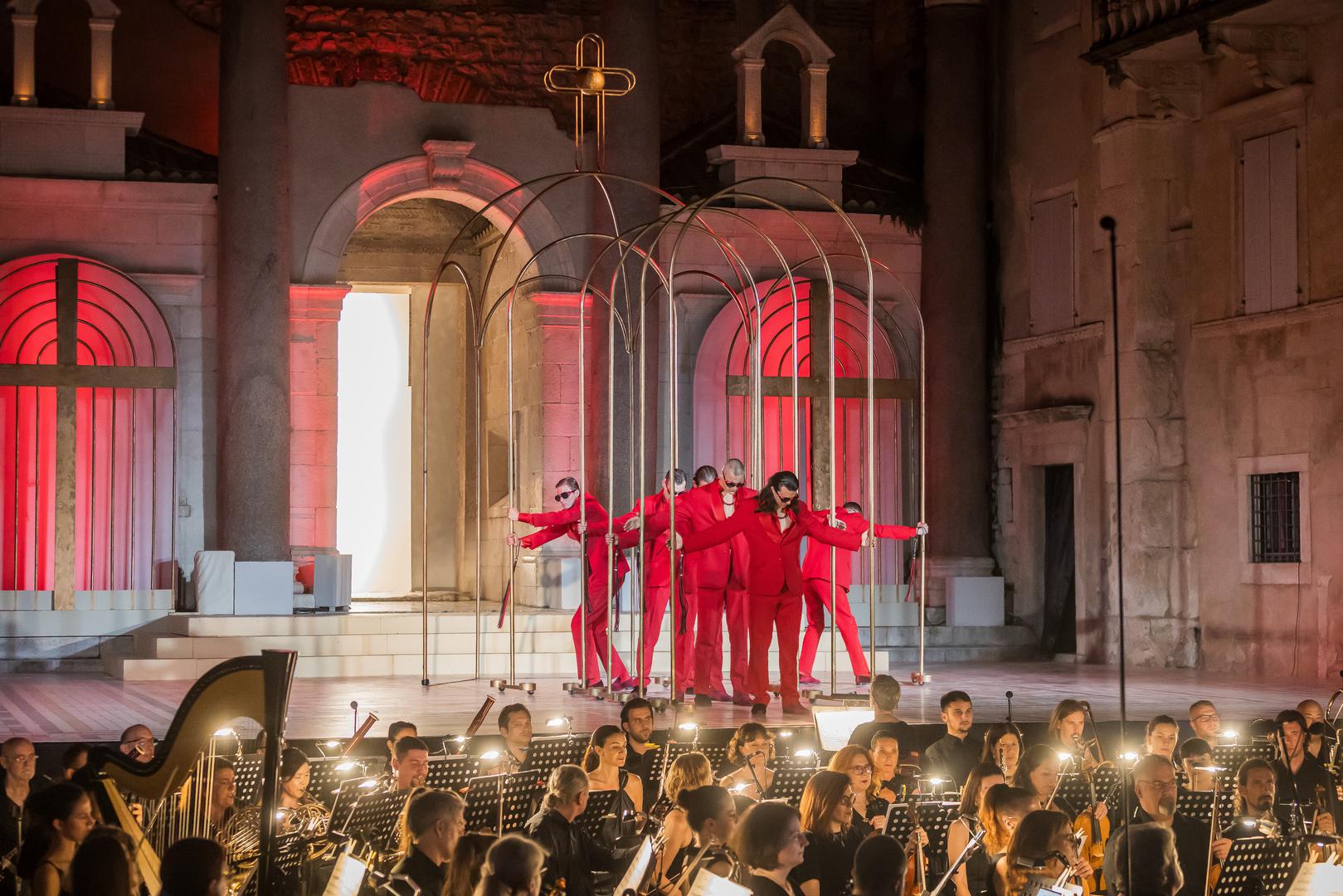 Ova opera rezultat je  koprodukcije nacionalnih festivala i kazališta, Splitskog ljeta i Dubrovačkih ljetnih igara, što pridonosi umjetničkoj suradnji i boljem upravljanju financijama