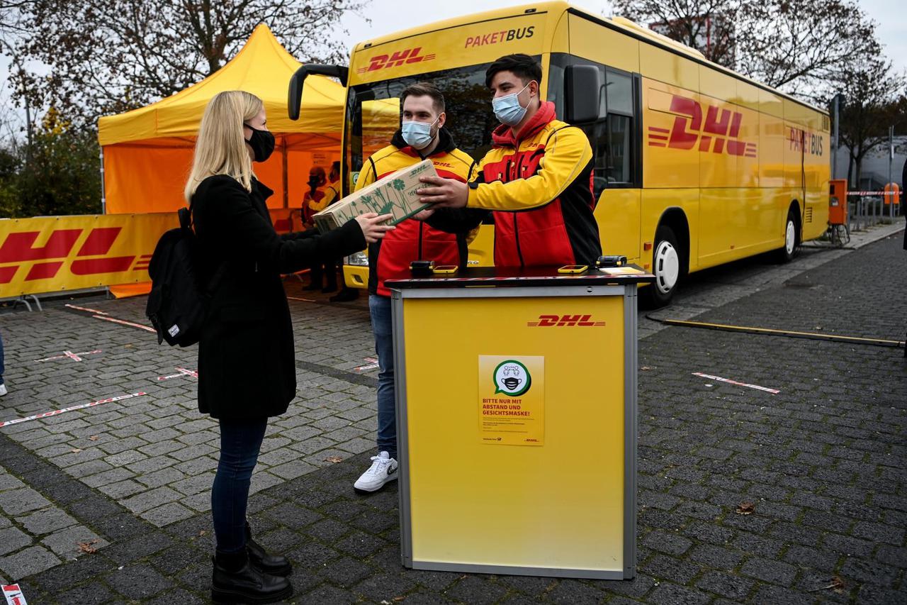 DHL parcel buses
