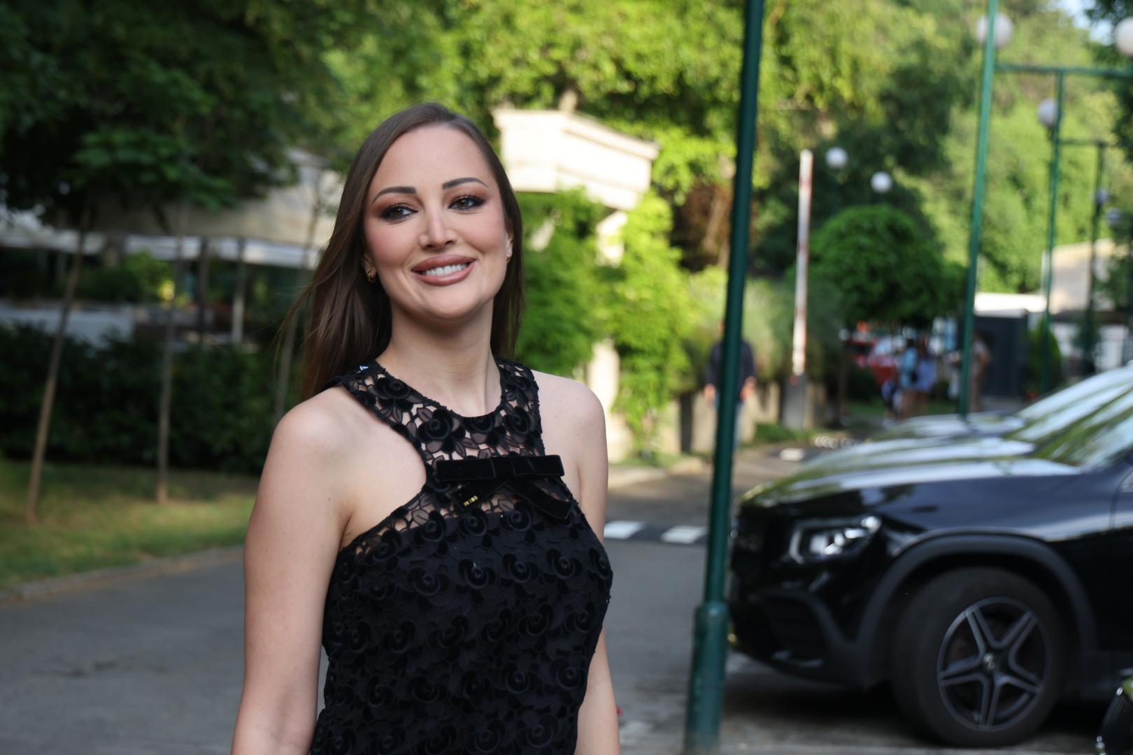 Jedna od najvećih regionalnih glazbenih zvijezda, Aleksandra Prijović, ponovno je potvrdila status ponajbolje odjevene osobe na sceni. Pjevačica je bila gošća na proslavi rođendana sina kolege Uroša Živkovića, a za tu prigodu nosila je kratku crnu haljinu A-kroja s bogatim cvjetnim aplikacijama te prozirnim detaljima na dekolteu i ramenima.