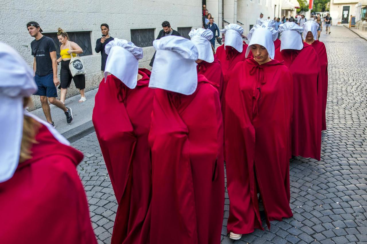 Počast sluškinjama Margaret Atwood, gošće EPK u irskom Galwayu, odavala se i u Hrvatskoj