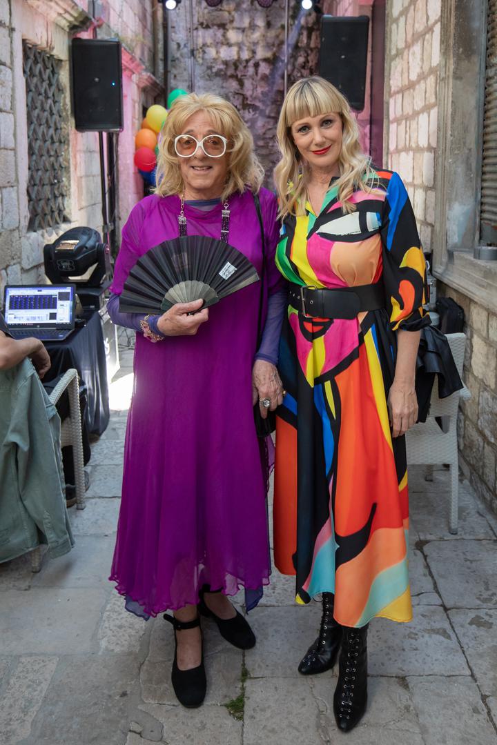 Podsjetimo, popularna britanska glazbena emisija "Top of the Pops" sredinom devedesetih dobila je i hrvatsku inačicu, na HRT-u se emitirao "Zlatni gong" čiju je voditeljsku palicu preuzela tada relativno nepoznata Dubrovčanka Darija Mikulandra. 