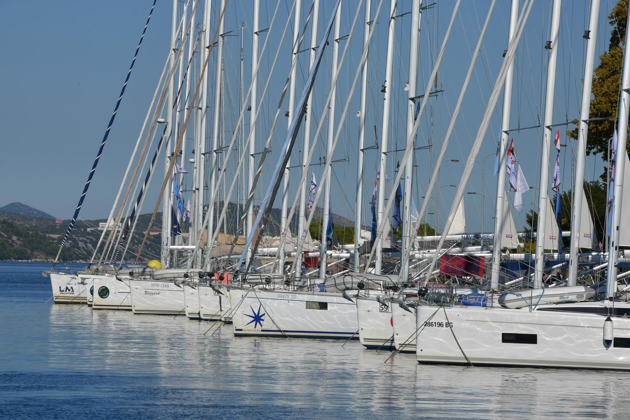 Šibenik: Lijep i sun?an dan napunio šibensku rivu nauti?arima