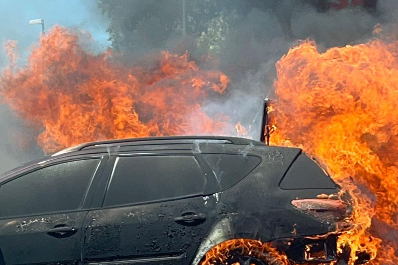 Kaštela: Dva kanadera i jedan Air Tractor uspješno lokalizirali požar koji je buknuo u blizini kuća
