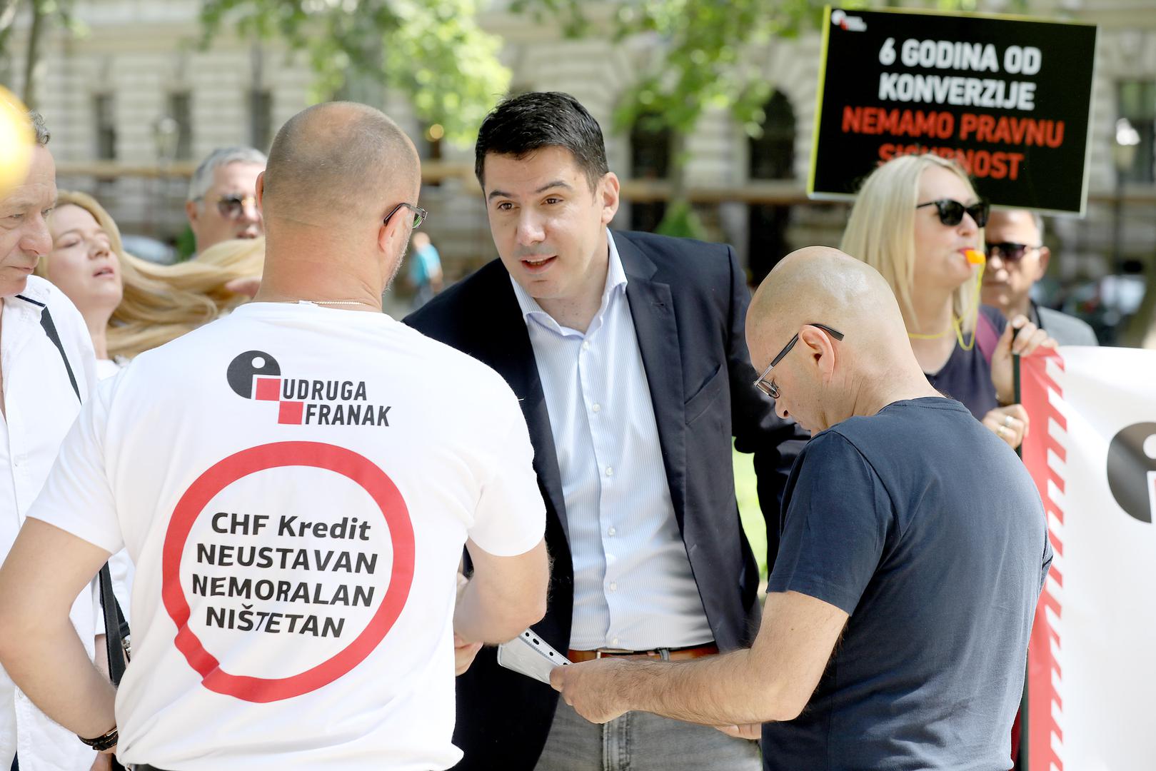 24.05.2022., Zagreb - Udruga Franak odrzala je u parku Zrinjevac prosvjed jer, kako navode, cetiri godine nakon pravomocnosti kolektivne presude u slucaju Franak, jos uvijek na najvisem sudu nije odgovoreno na pitanje nistetnosti ugovora s valutnom klauzulom CHF.Nikola Grmoja, Goran Aleksic   Photo: Patrik Macek/PIXSELL