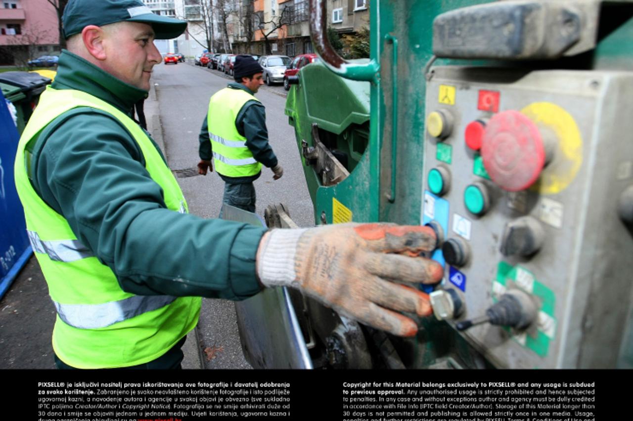'18.03.2013., Zagreb - Zaposlenicima cistoce koji se brinu za urednost gradskih ulica stalno prijete opasnosti od nesavjesnih vozaca. Photo: Petar Glebov/PIXSELL'
