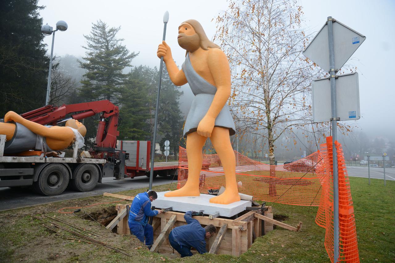 18.12.2014. Krapina - Ispred ulaza na nalaziste pracovjeka Husnjakovo postavljen je kip pracovjeka visok 6 metara.  Photo: Matija Topolovec/PIXSELL