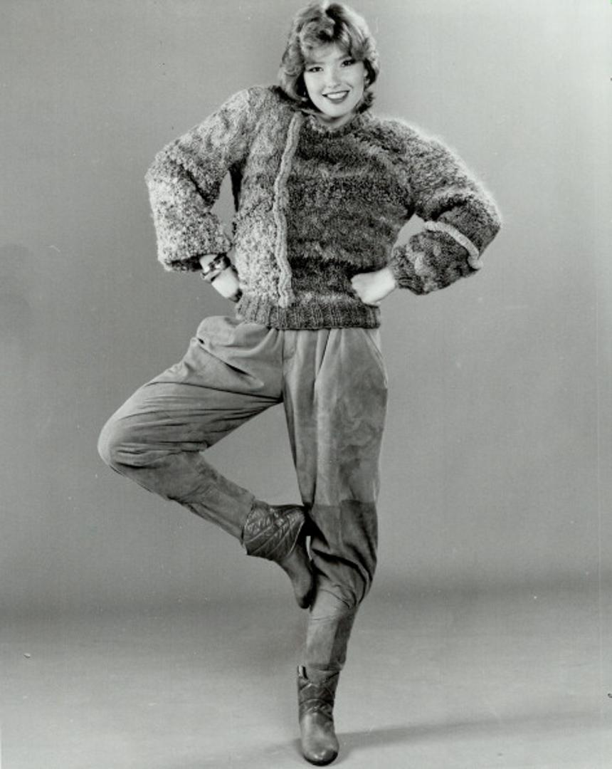 Pleteni džemper kratkog kroja koji se lako kombinira na traperice ili mini suknju i daje dašak glamura svakoj odjevnoj kombinaciji. 



