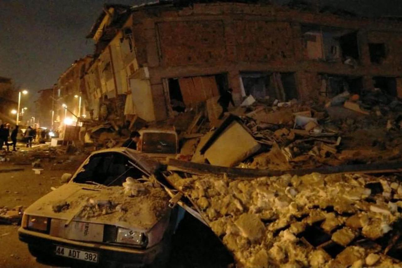 Землетрясение в анталии. Мерсин землетрясение. Стихийные бедствия. Разрушенное здание. Разрушения зданий в Турции.