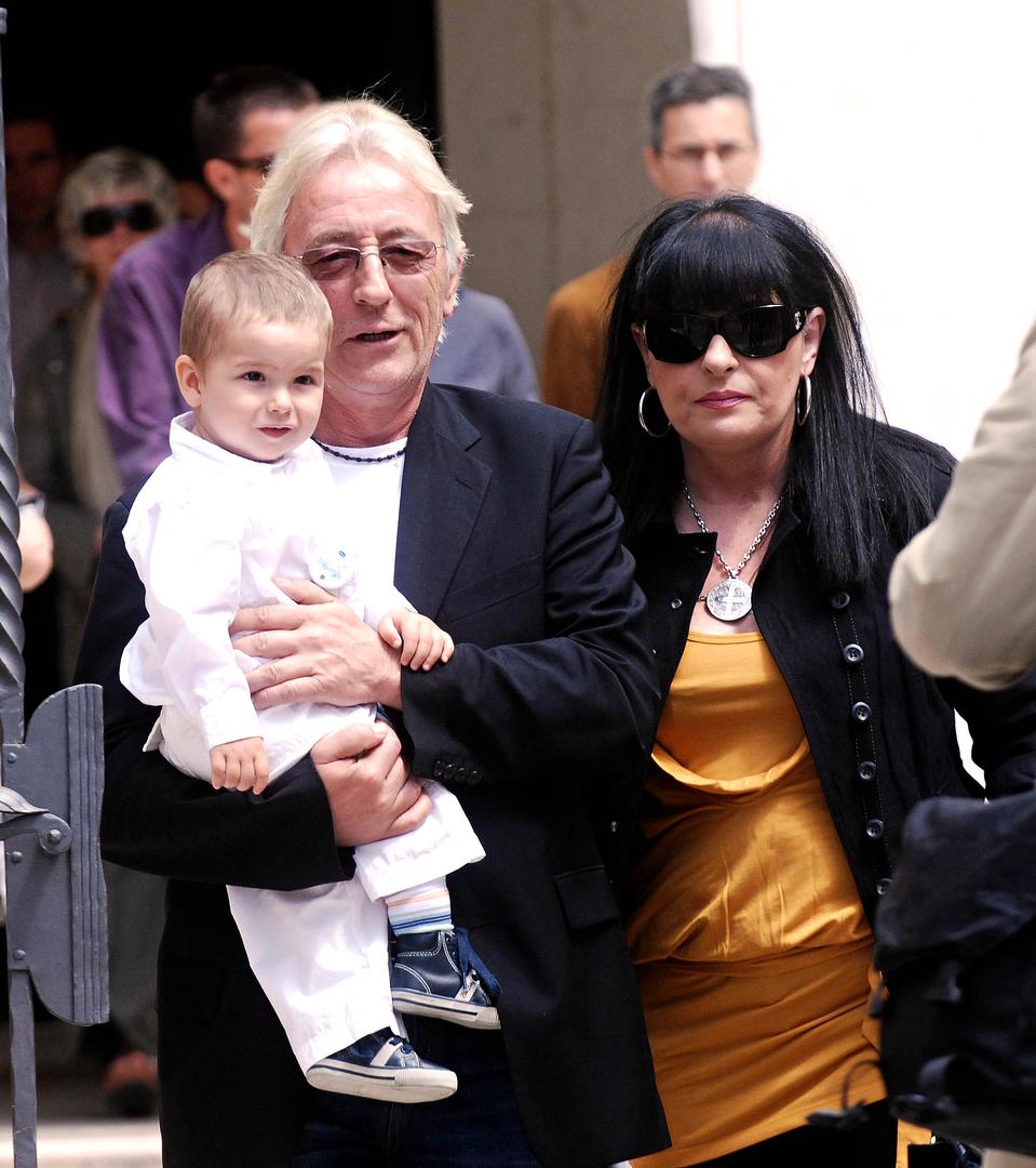 O njegovoj svakodnevici, daleko od reflektora i kamera, s toplinom je govorila i njegova supruga Vesna Dragojević. U obiteljskom domu glazba nije bila u prvom planu, a Oliver je rijetko slušao vlastite pjesme.