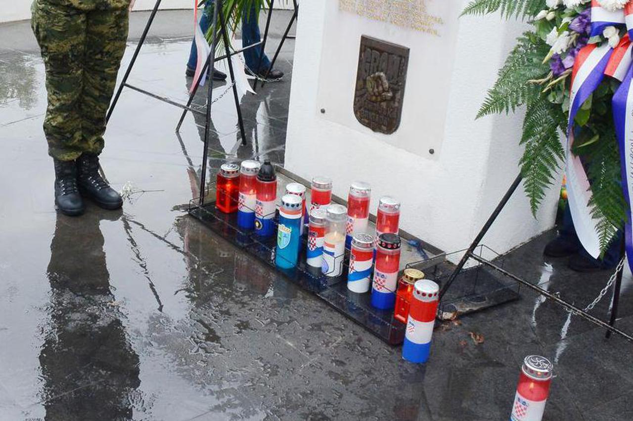 Petrinja: Misom i polaganjem vijenaca  kod Spomenika pukovniku Predragu Matanoviću i suborcima na Senjaku obilježeni Dani sjećanja 1991.-2022.