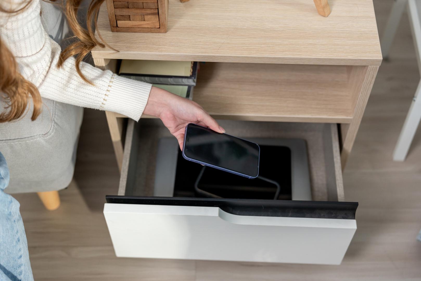 Odmaknite se od ekrana: Mobiteli, računala i televizori lako mogu zauzeti gotovo svaki slobodan trenutak, zbog čega Brockington svjesno odvaja vrijeme bez digitalnih uređaja. Tako dobiva više prostora za čitanje, opuštanje i meditaciju te omogućuje umu predah od neprestanog priljeva novih informacija. Ograničavanje vremena pred ekranom može biti posebno korisno ako nam večernje korištenje uređaja oduzima vrijeme za spavanje, kretanje ili druge zdrave aktivnosti.