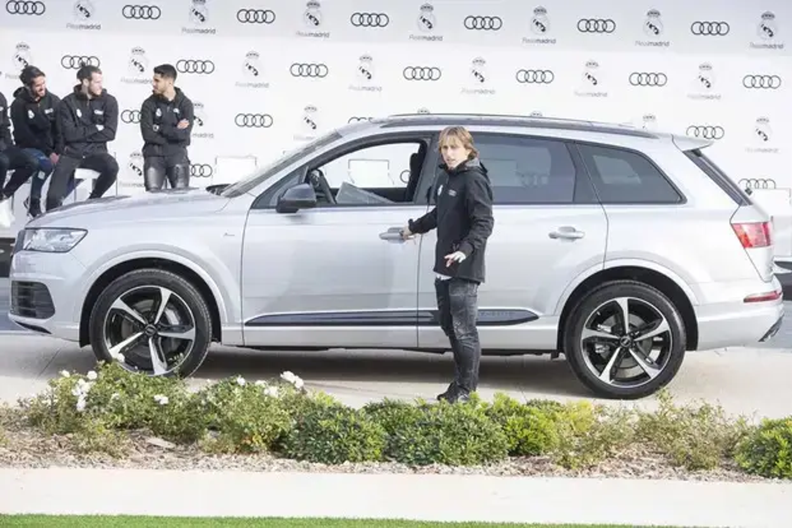 Kapetan vatrenih Luka Modrić u garaži ima Bentley Continental GT koji, ovisno o opremi, vrijedi i do 350 tisuća eura, a prije je koristio i Audi Q7 koji stoji oko 66 tisuća eura