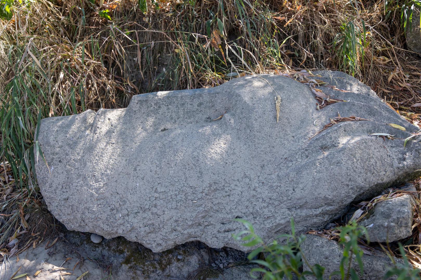 Na južnoj obali, gotovo skriven uz rijeku, nalazi se neobična kamena skulptura Vodana, slavenskog boga vode, koju je kipar Robert Zdarilek isklesao upravo na mjestu na kojem je pronašao kamen. A ni sam kamen nije slučajno završio ondje. Riječ je o 1,3 metra dugom bloku teškom između 600 i 700 kilograma, odbačenom ostatku iz temelja starog zagrebačkog željezničkog mosta iz druge polovice 19. stoljeća. Zdarilek ga je pronašao tijekom radova na obnovi mosta i odlučio mu dati novi život.