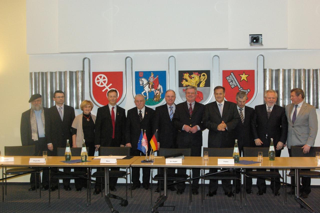 Članovi Njemačko-hrvatskog društva u Mainzu sa slikarom  Antom Vukić