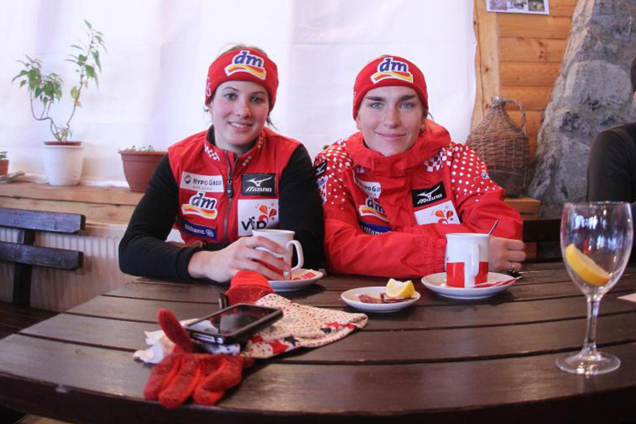 Ana Jelušić, Nika Fleiss