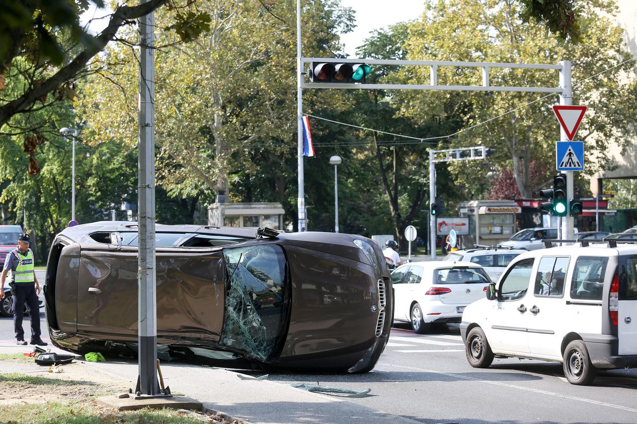 Auto završio na boku u prometnoj na križanju Vukovarske i Koranske