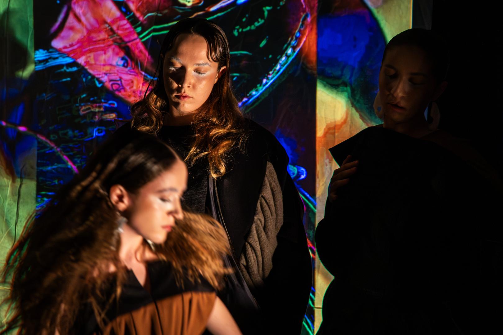 U ovom performansu sudjelovale su pulske srednjoškolke Iva Šipić i Lana Lončar, mlada umjetnica Petra Mišan, iskusna performerica Korana Daić i Nicole Ferri, naša nova sugrađanka, podrijetlom iz Argentine, koja je u ovom događaju primijenila svoje iskustvo rada na Fashion Week-u. Futurističkoj auri performerica, uz kreacije Bojane Drača koje se poigravaju klasičnom funkcionalnošću odjeće i rodnim obrascima, pridonijela je i frizura (Hair Studio Šišalica) i šminka (Andrea Prodan)