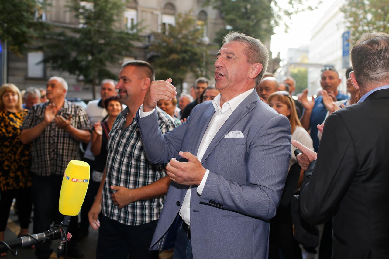 Darko Milinović s 200 ličkih HDZ-ovaca stigao pred Središnjicu stranke