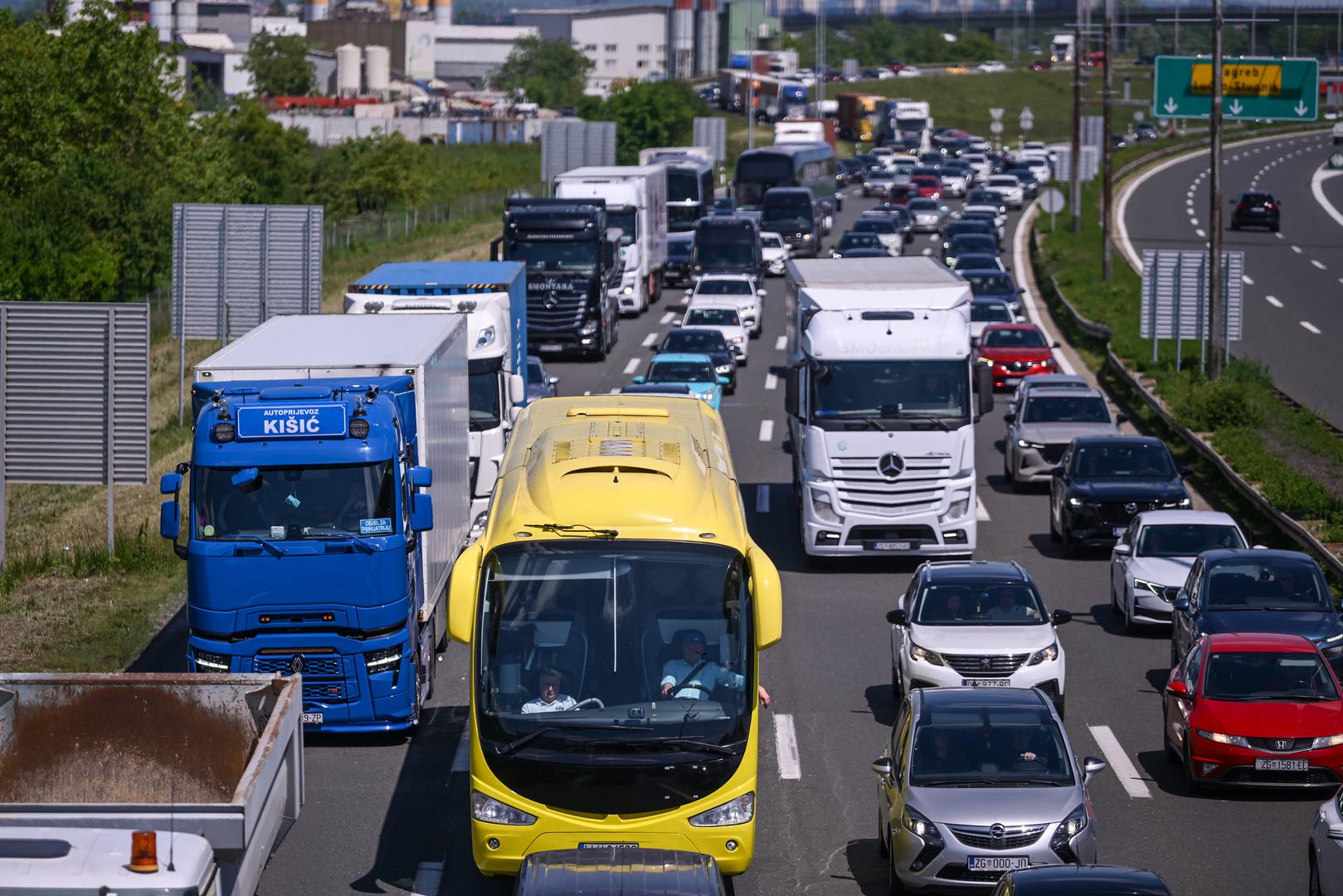Pojačan promet uoči produljenog vikenda i obilježavanja Međunarodnog praznika rada već je u četvrtak poslijepodne izazvao gužve na ključnim prometnim točkama u Zagrebu. Najizraženiji zastoji zabilježeni su na naplatnoj postaji Lučko, gdje se kolona vozila u smjeru mora formirala već u ranim poslijepodnevnim satima. 