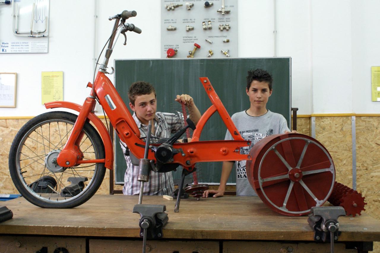 'podravina i bilogora, virovitica, 16.06.2010. toni radijevac i josip rajnovic, ucenici 1. razreda smjera tokara i instalatera centralnog grijanja i klimatizacije industrijsko-obrtnicke skole iz virov