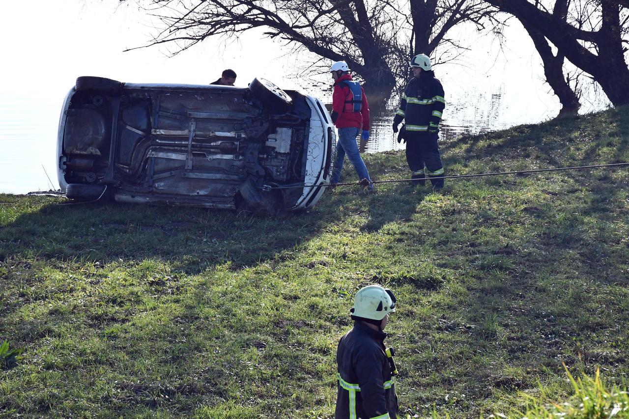 Slavonski Brod: Pronađen automobil koji je sletio u Savu, u njemu bilo tijelo žene