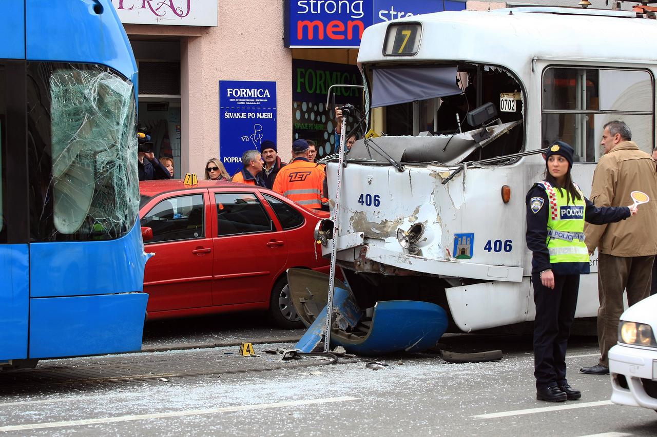10.01.2013., Zagreb - Dvadesetak osoba zatrazilo je lijecnicku pomoc nakon sto su se danas oko 11 sati sudarila dva tramvaja. Sudar se dogodio na Maksimirskoj cesti kod broja 82 kod krizanja s Harambasicevom ulicom.   Photo: Marko Prpic/PIXSELL