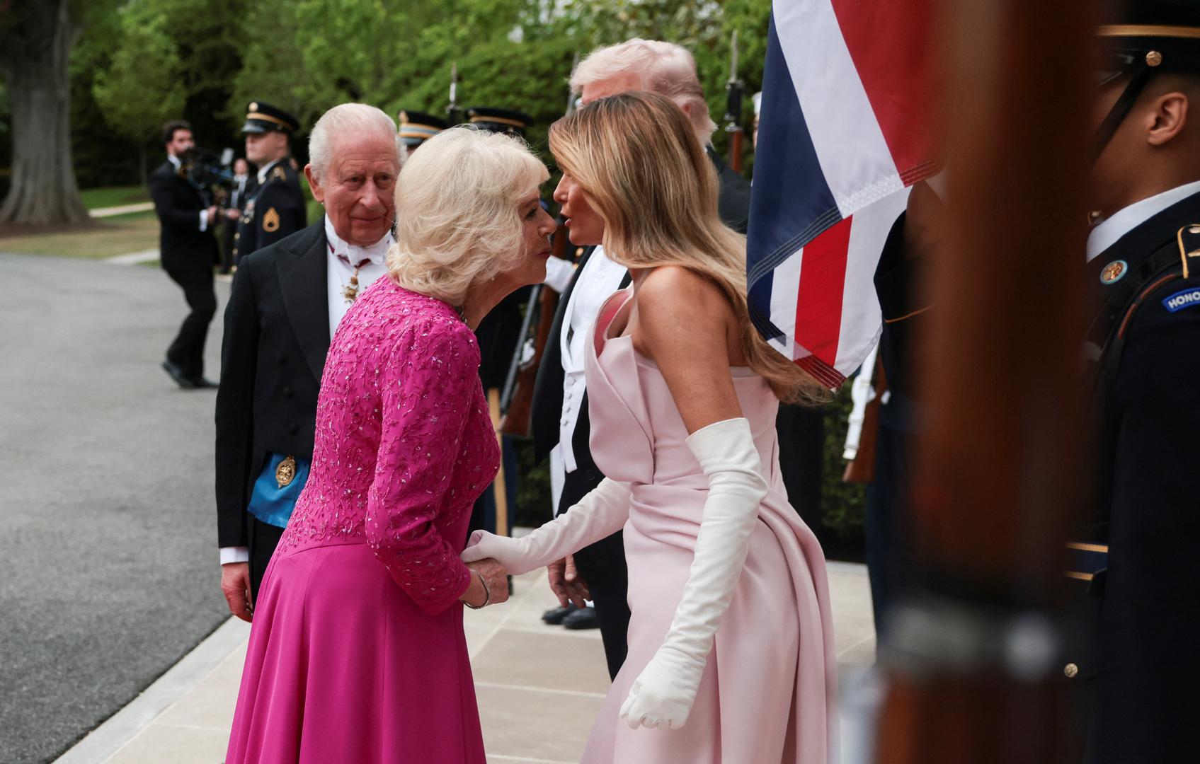 Kada je riječ o kraljevskom odijevanju, uvijek postoji više nego što se na prvi pogled vidi. Dok su predsjednik Trump i kralj Charles uglavnom bili u središtu pozornosti tijekom državnog posjeta, Melania Trump i kraljica Camilla najviše su poruka poslale upravo kroz pažljivo odabrane modne kombinacije.