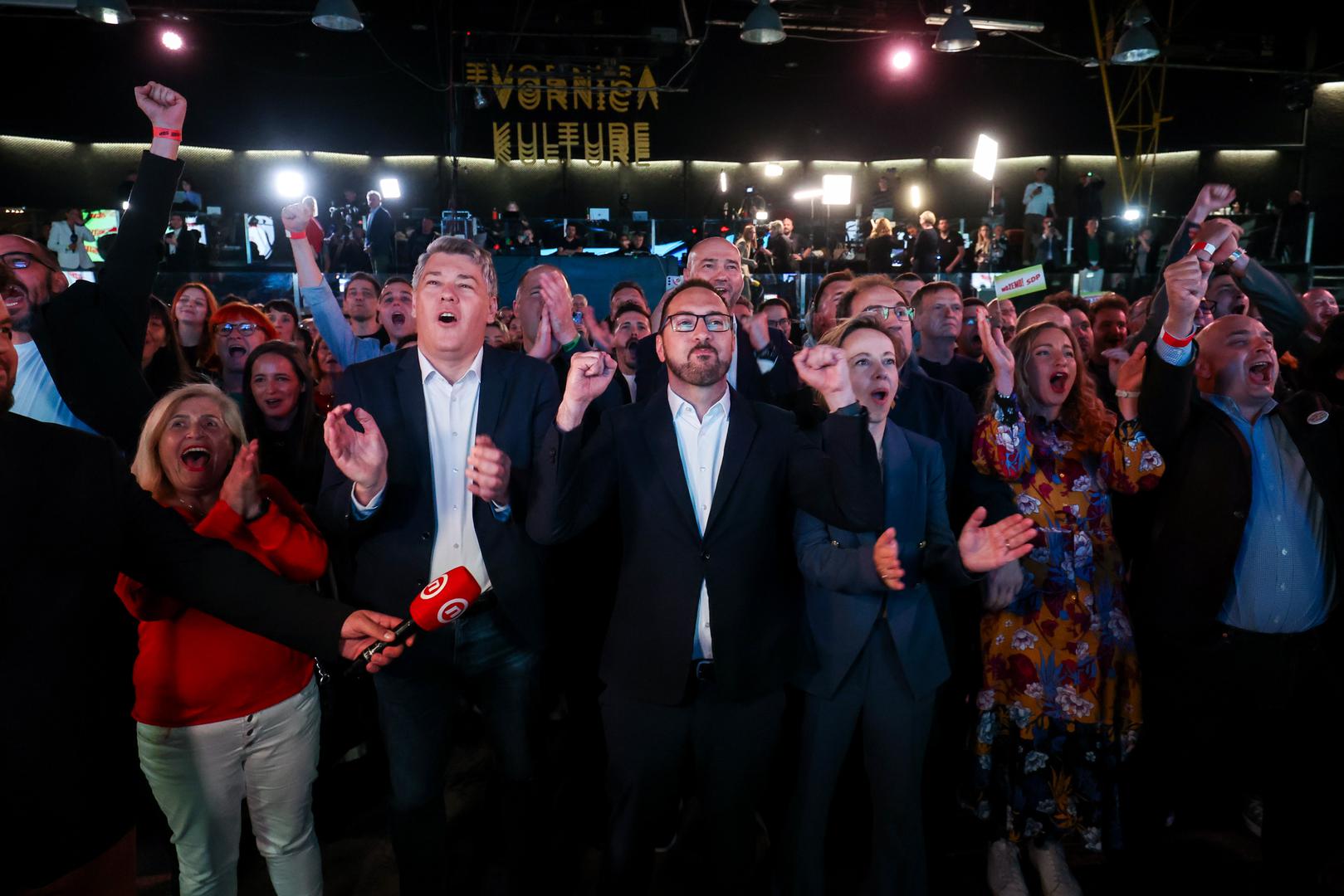 Podsjetimo, nove izlazne ankete bit će objavljene u 21 sat, a članovi Možemo! nadaju se da će im one donijeti potvrdu vodstva i moguću potvrdu pobjede u prvom krugu.