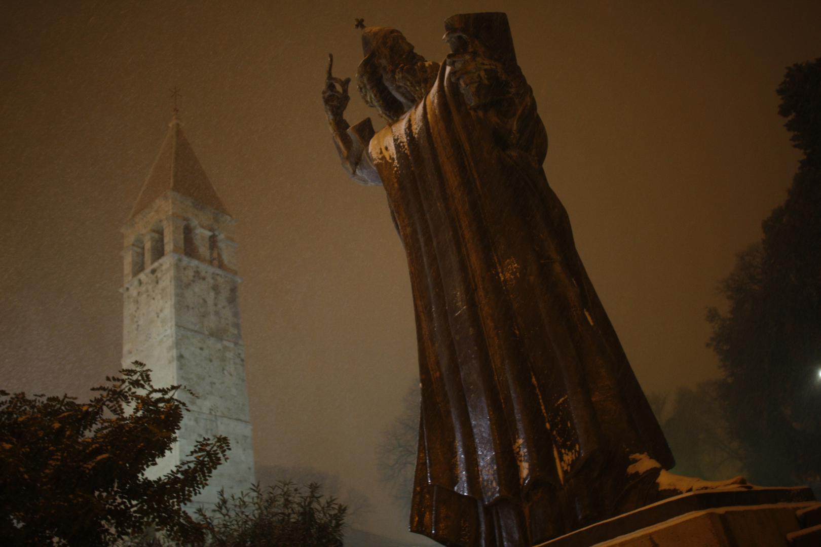 03.02.2012., Split - Grad se probudio pod bijelim pokrivacem i na -4 stupnja sto je bilo dovoljno da se proglasni "snjezni dan". Vrtici, skole, kao i institucije imaju opravdanje od gradonacelnika zbog neradnog dana, a gradjanima je savjetovano da ostanu u toplim domovima. Grgur Ninski. rPhoto: Ivo Cagalj/PIXSELL