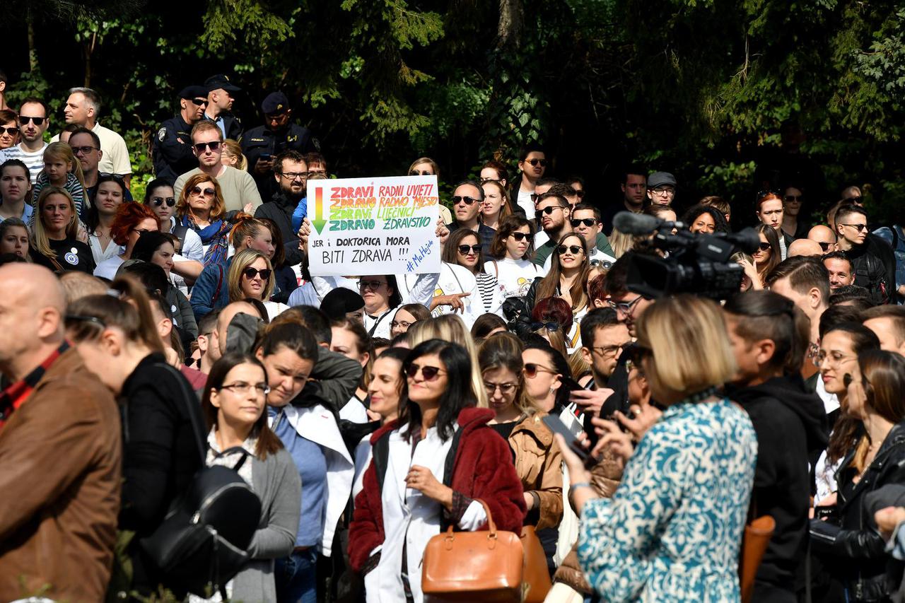 Zagreb: Inicijativa mladih liječnika Hrvatske organizirala prosvjed ispred Ministarstva zdravstva