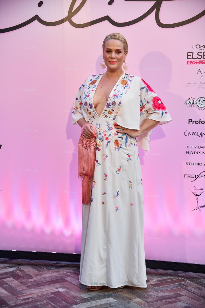 Glumica Petra Dugandžić blistala je u bijeloj ljetnoj haljini s cvjetnim detaljima. Glumicu već duže vrijeme nismo vidjeli u javnosti, a početkom godine doznalo se i kako se nakon 12 godina braka rastala od supruga Saše Vrankovića.