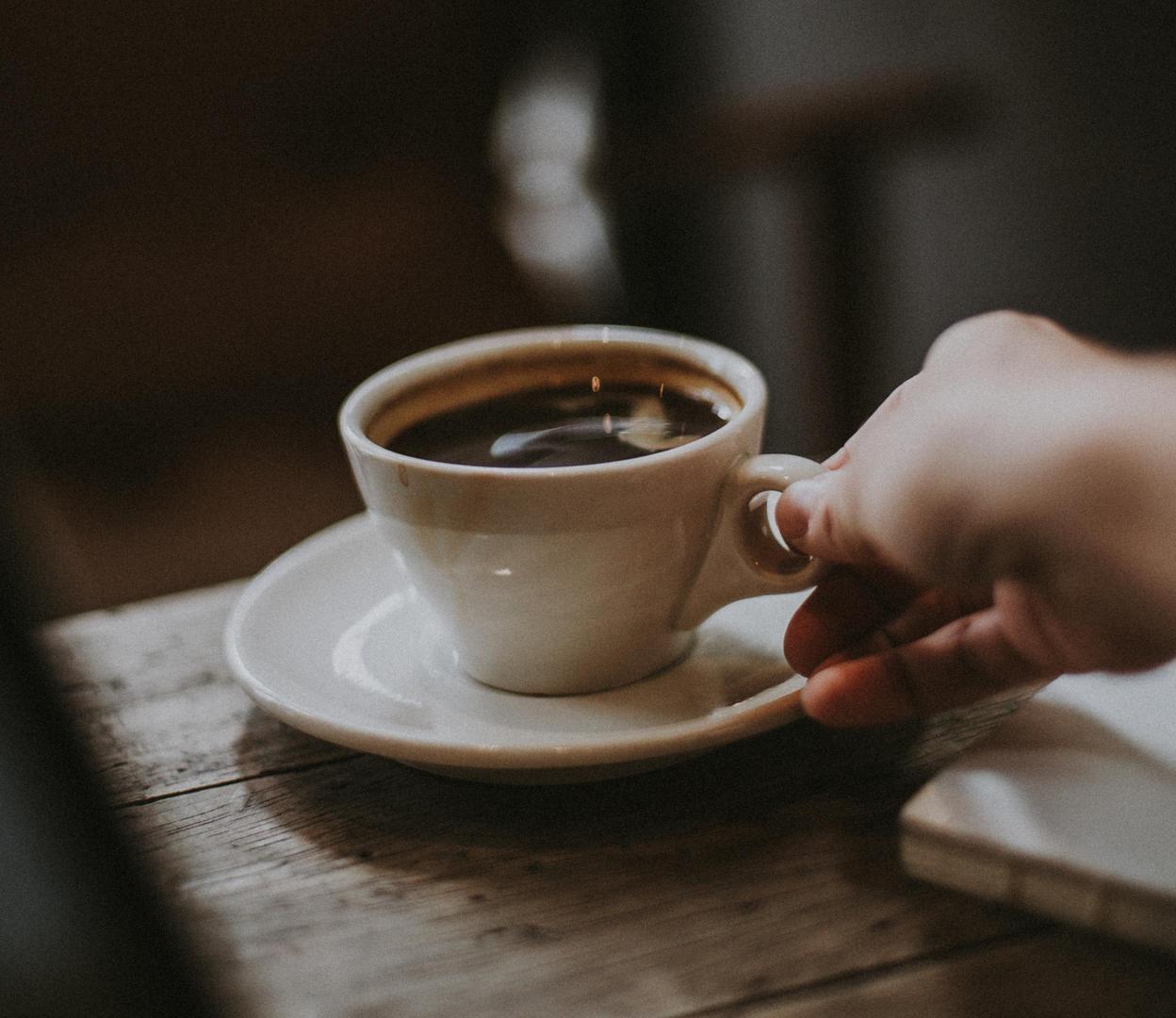 Nije točno niti da kava dehidrira. Iako ćemo uvijek tražiti čašu vode uz kavu, naučeni da kava dehidrira naš organizam, današnja medicina tvrdi da to nije točno. Postoje dokazi da kava može hidratizirati tijelo isto kao i voda, tvrdi Angela Lemond, glasnogovornica američke državne Agencije za nutricionizam i prehranu. 